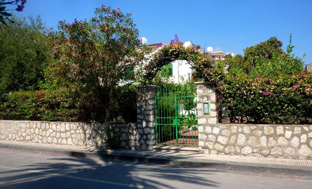 Seafront Apartments Garden House Таорміна Номер фото